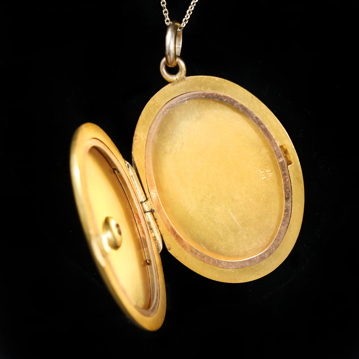 Victorian 14K Yellow Gold 0.15 Carat Diamond Oval Locket